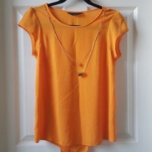 DP Cute Orange Blouse w Attached necklaces. Sz 6.